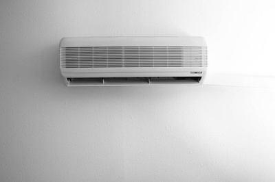 室內年輕男技師清潔空調機 專業、細致與健康的守護